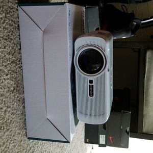 Crenova mini projector